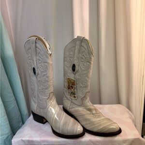 Elegant White Cowboy & Western Boots